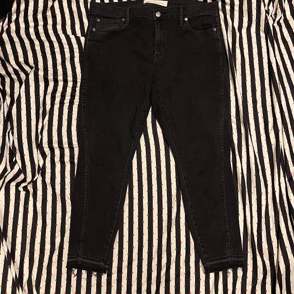 GAP True Skinny Black Ankle Jeans w/ Raw Hem - Picture 2 of 3